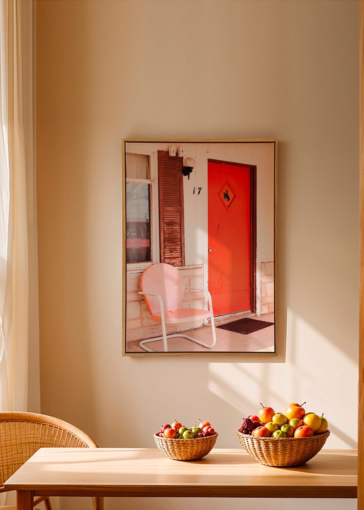 Fotografi av motelldörr i rött med retrostol – Canvas1