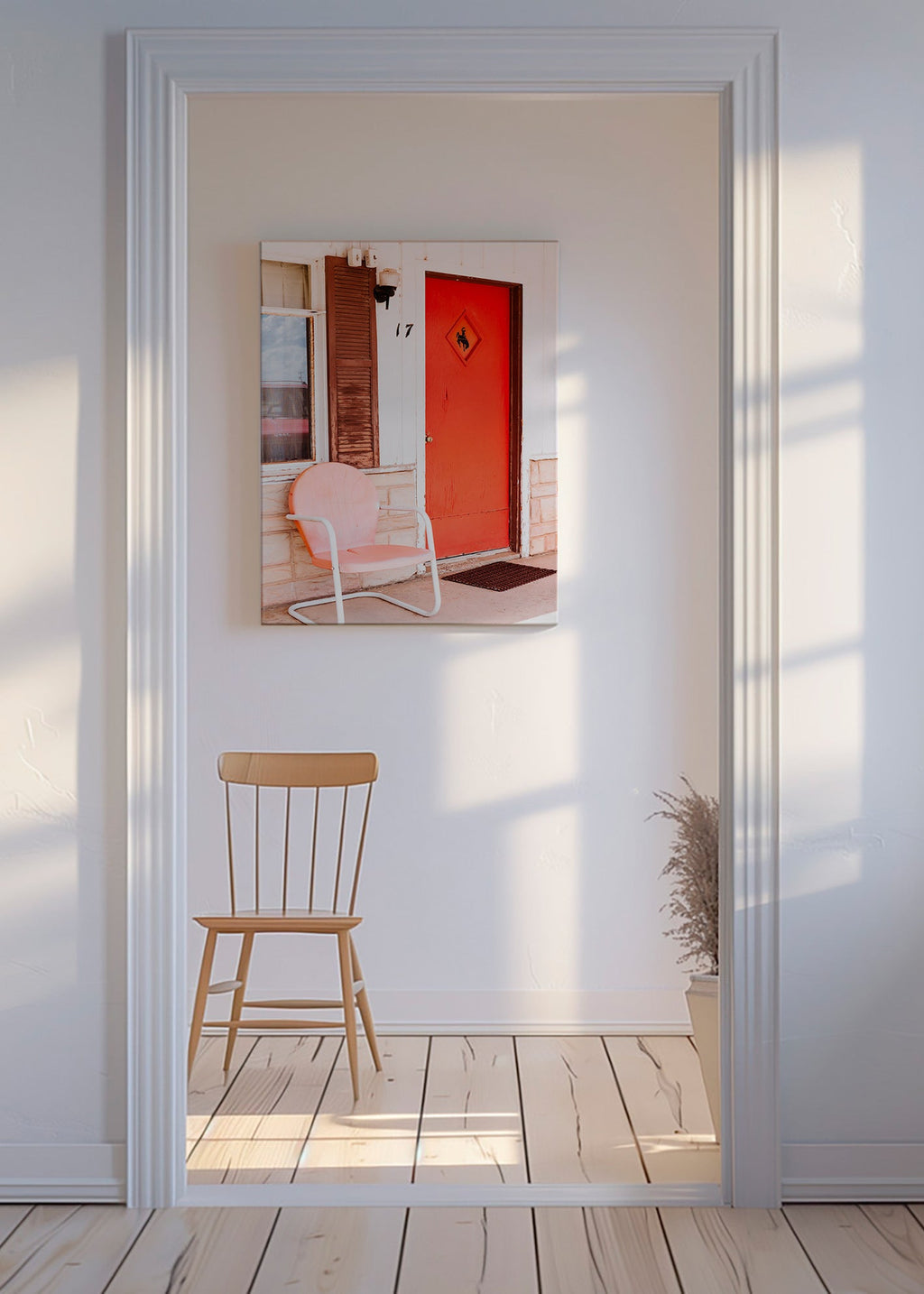 Fotografi av motelldörr i rött med retrostol – Canvas