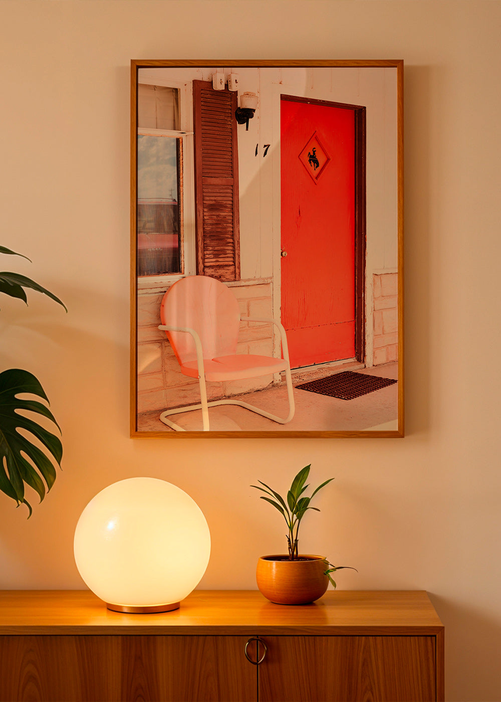 Fotografi av motelldörr i rött med retrostol – Product1