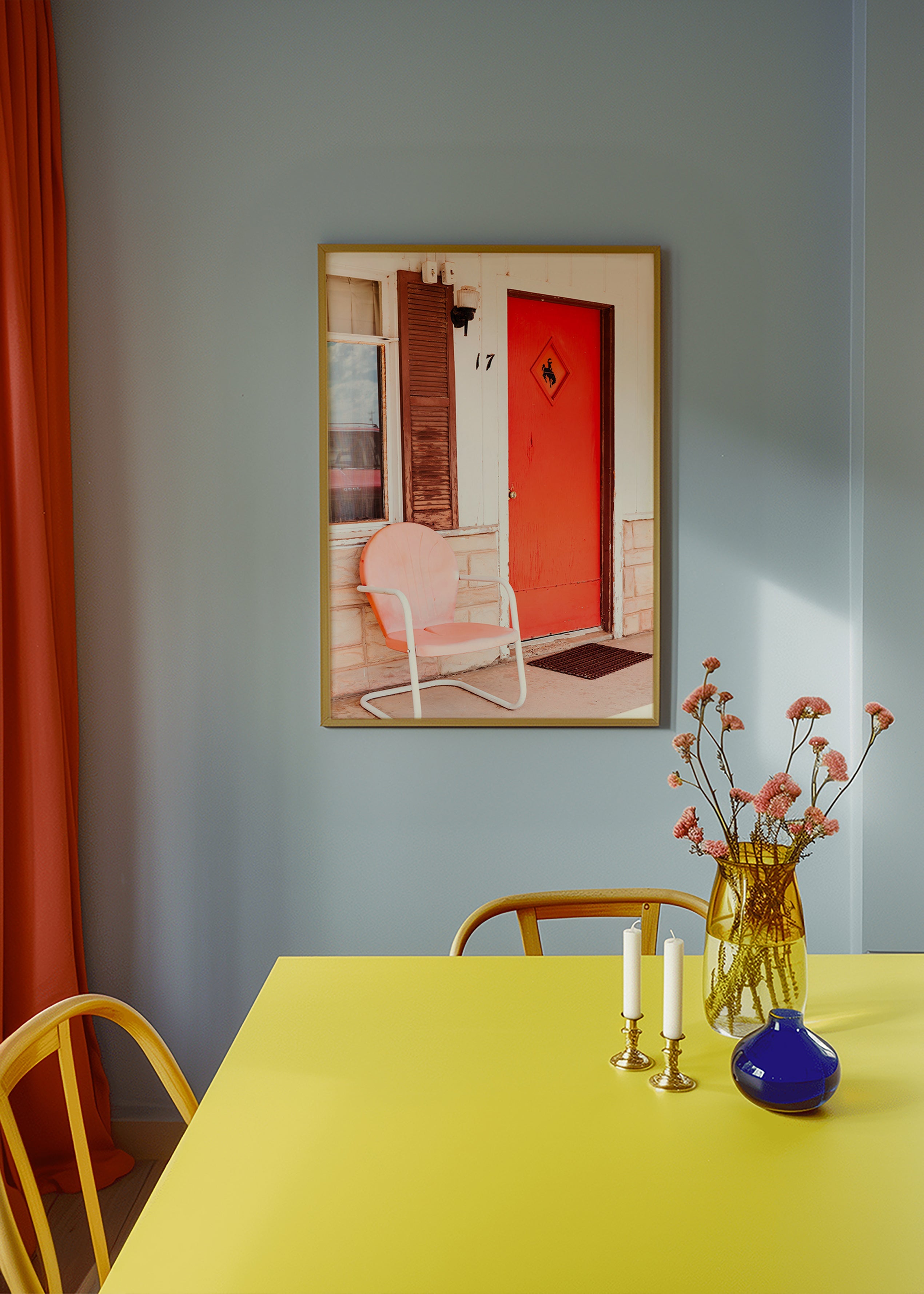 Fotografi av motelldörr i rött med retrostol – Product2