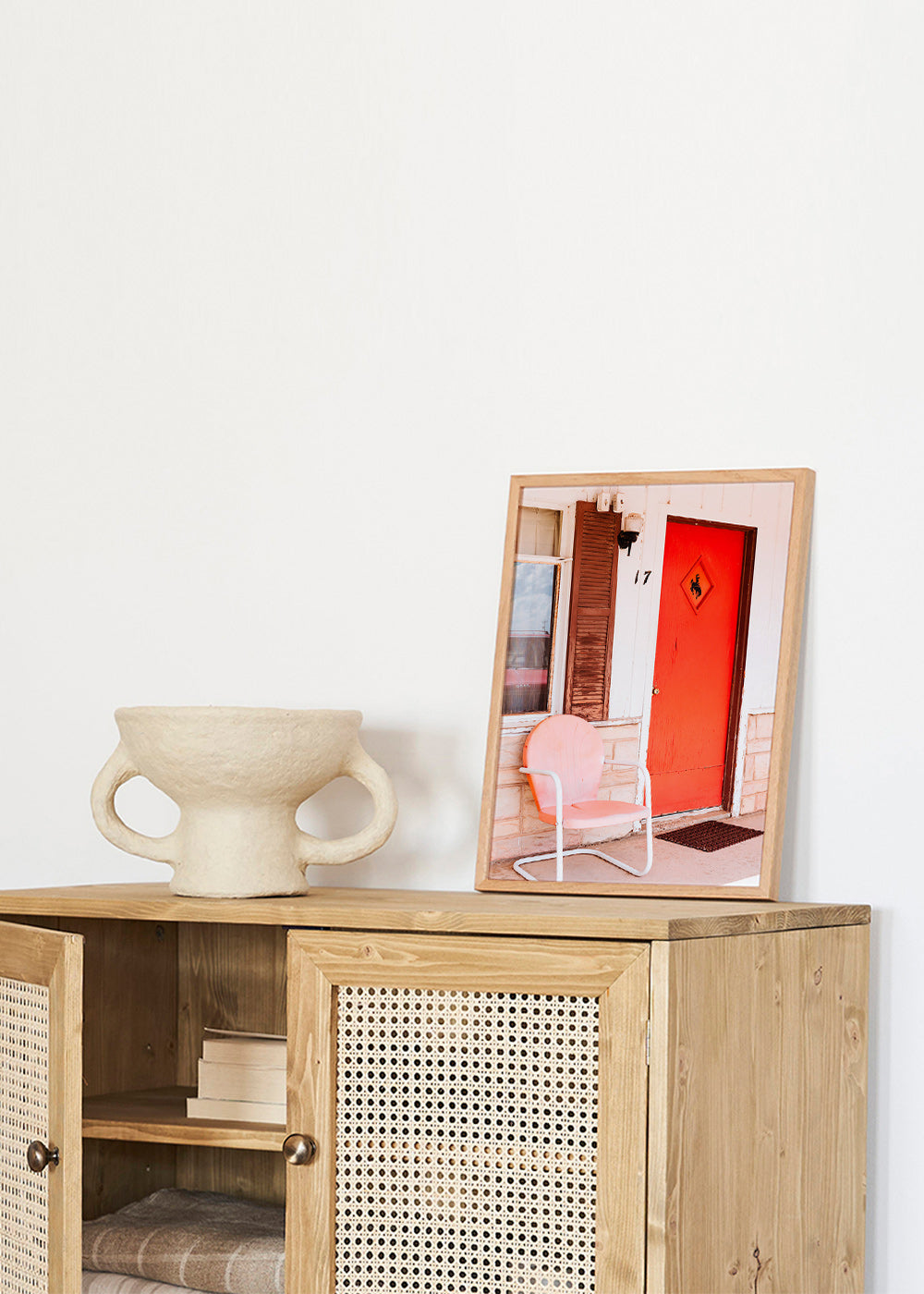 Fotografi av motelldörr i rött med retrostol – Product3