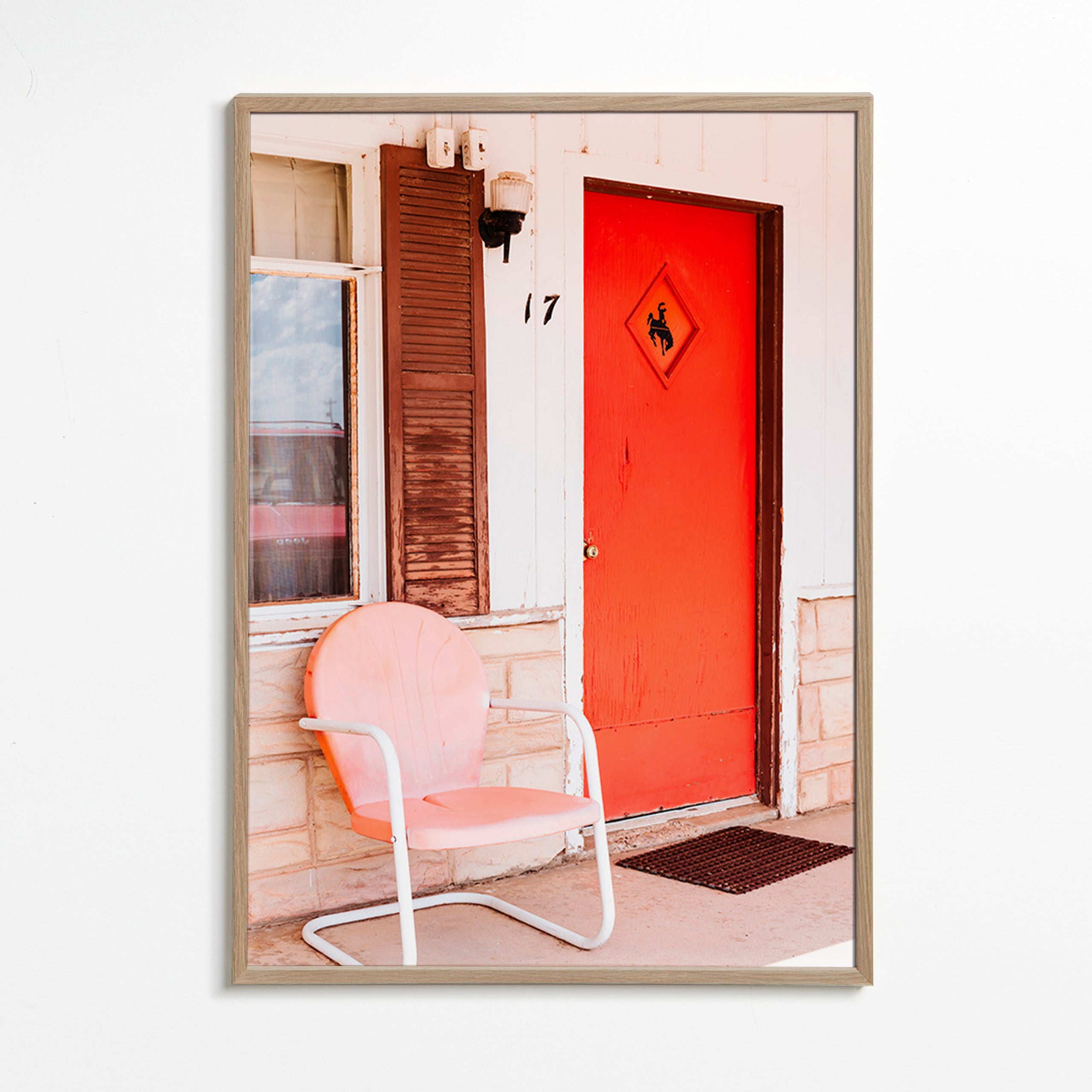 Fotografi av motelldörr i rött med retrostol – Oak Frame