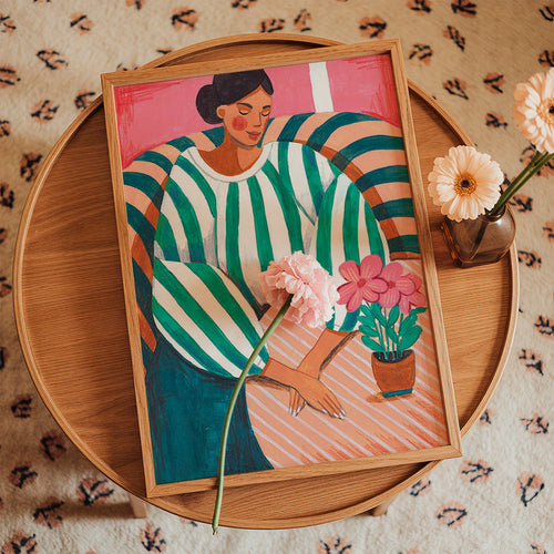Illustration kvinna i ränder med växt – Product1