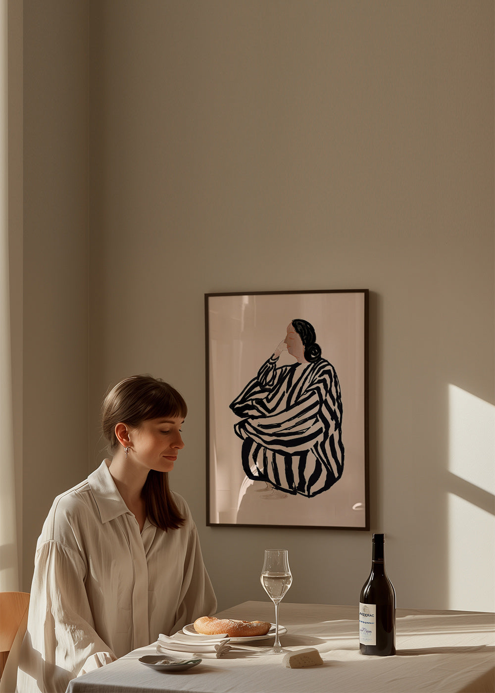 Illustration av sittande kvinna med tydliga ränder – Product1