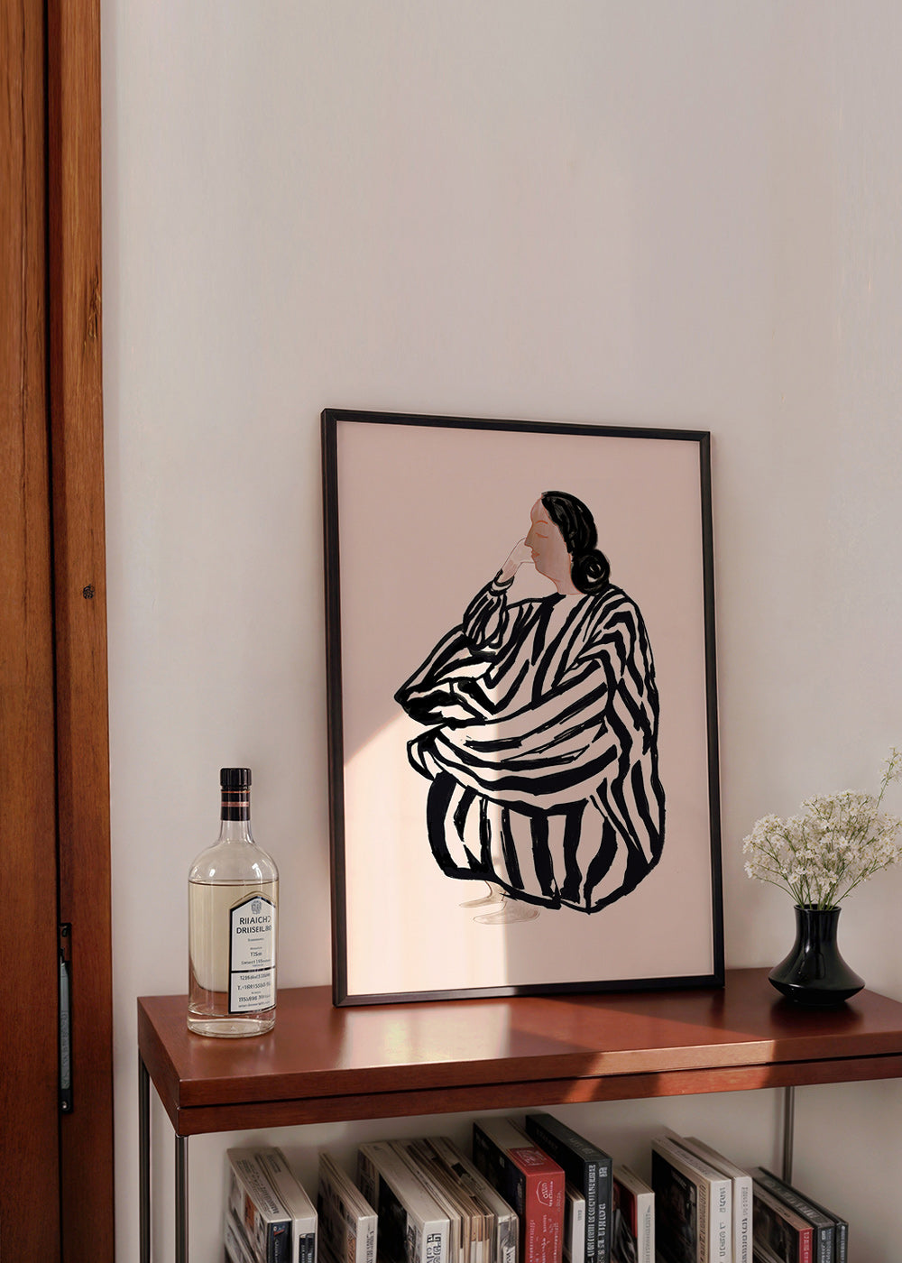 Illustration av sittande kvinna med tydliga ränder – Product2