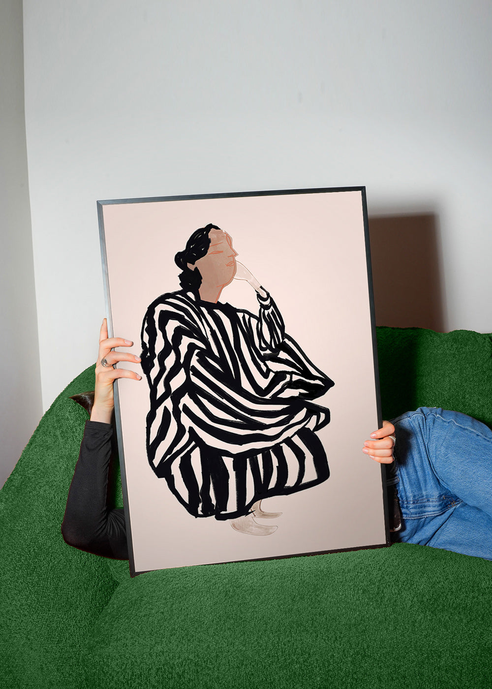 Illustration av kvinnlig figur med grafiska ränder – Product2