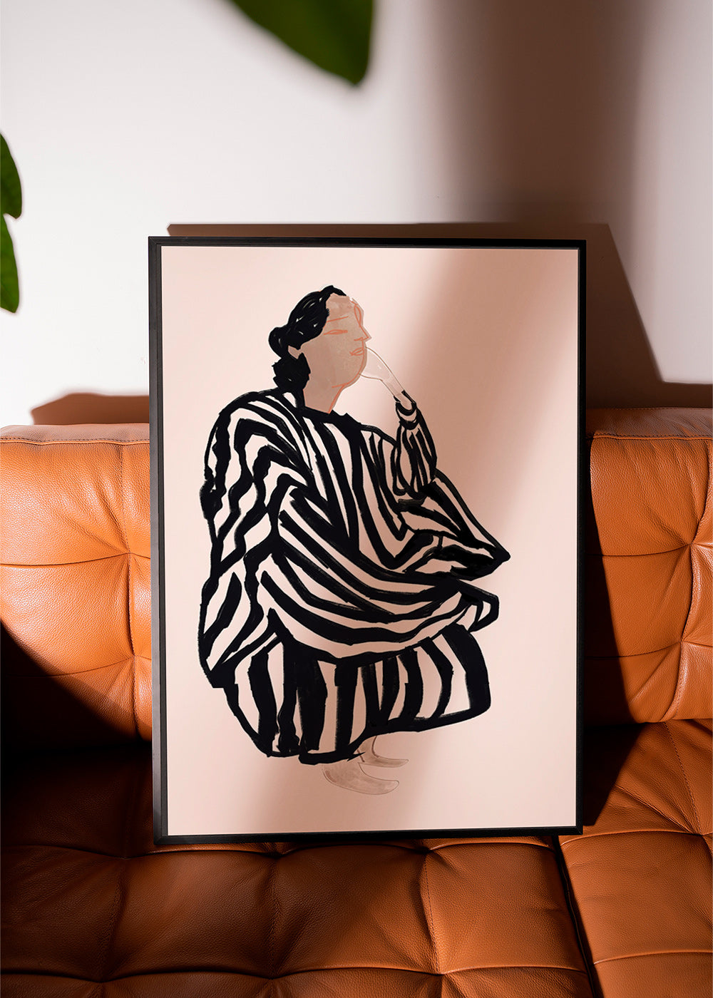 Illustration av kvinnlig figur med grafiska ränder – Product3