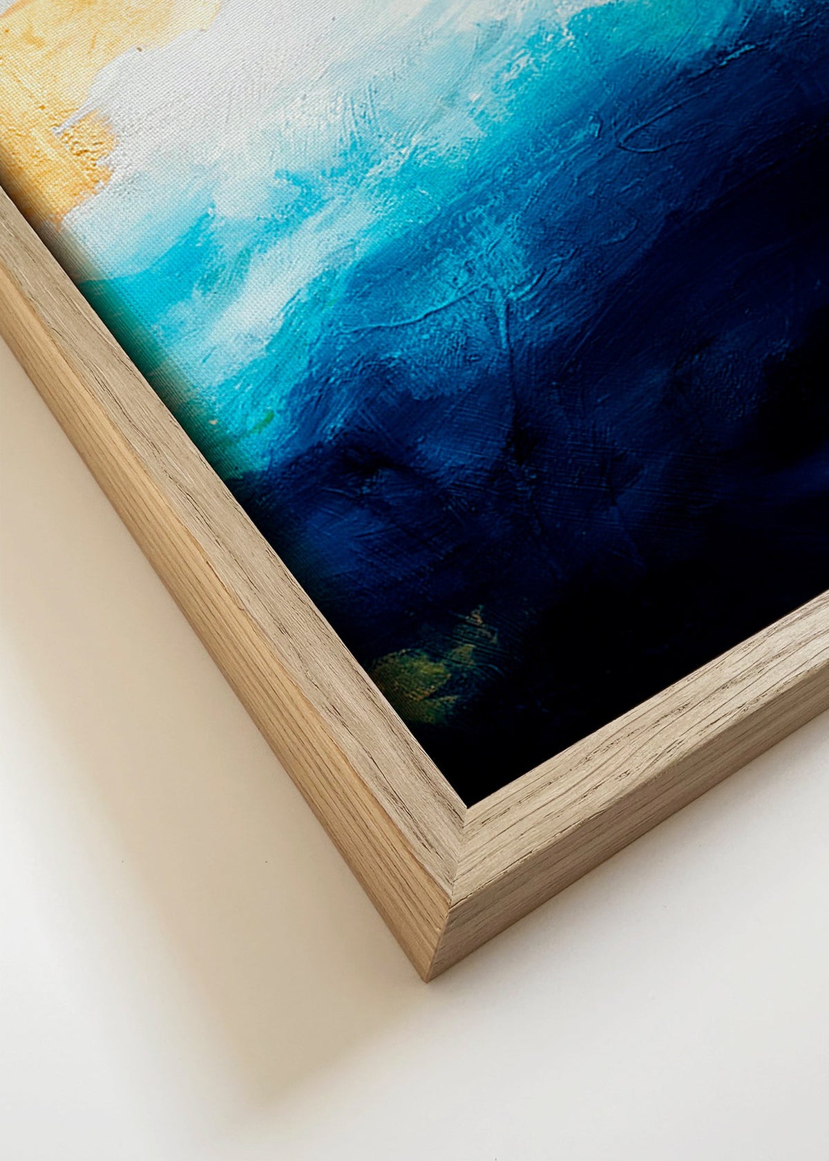 Abstrakt havsmålning i blått med gyllene accenter – Canvas detail