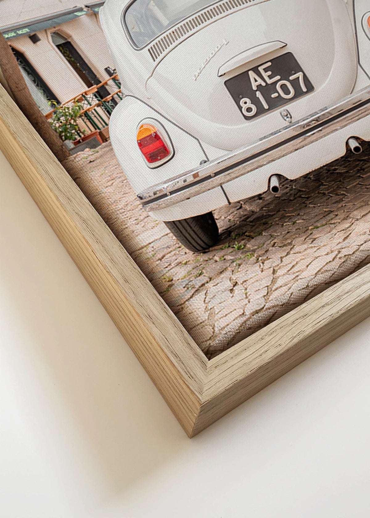 Stadstavla med klassisk bil på kullersten – Canvas detail