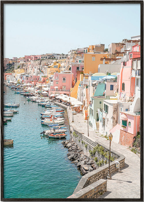 Reseaffisch Procida hamn i pastellfärger – Black Frame