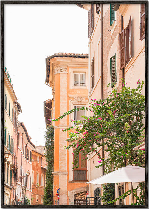 Stadstavla: romersk gata med bougainvillea – Black Frame