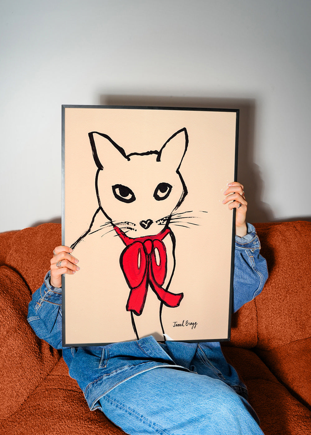 Kattmålning med röd rosett och ledig linje – Product2