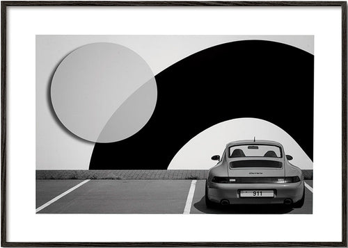 Fotografi Porsche 911 med geometriskt mural – Black Frame