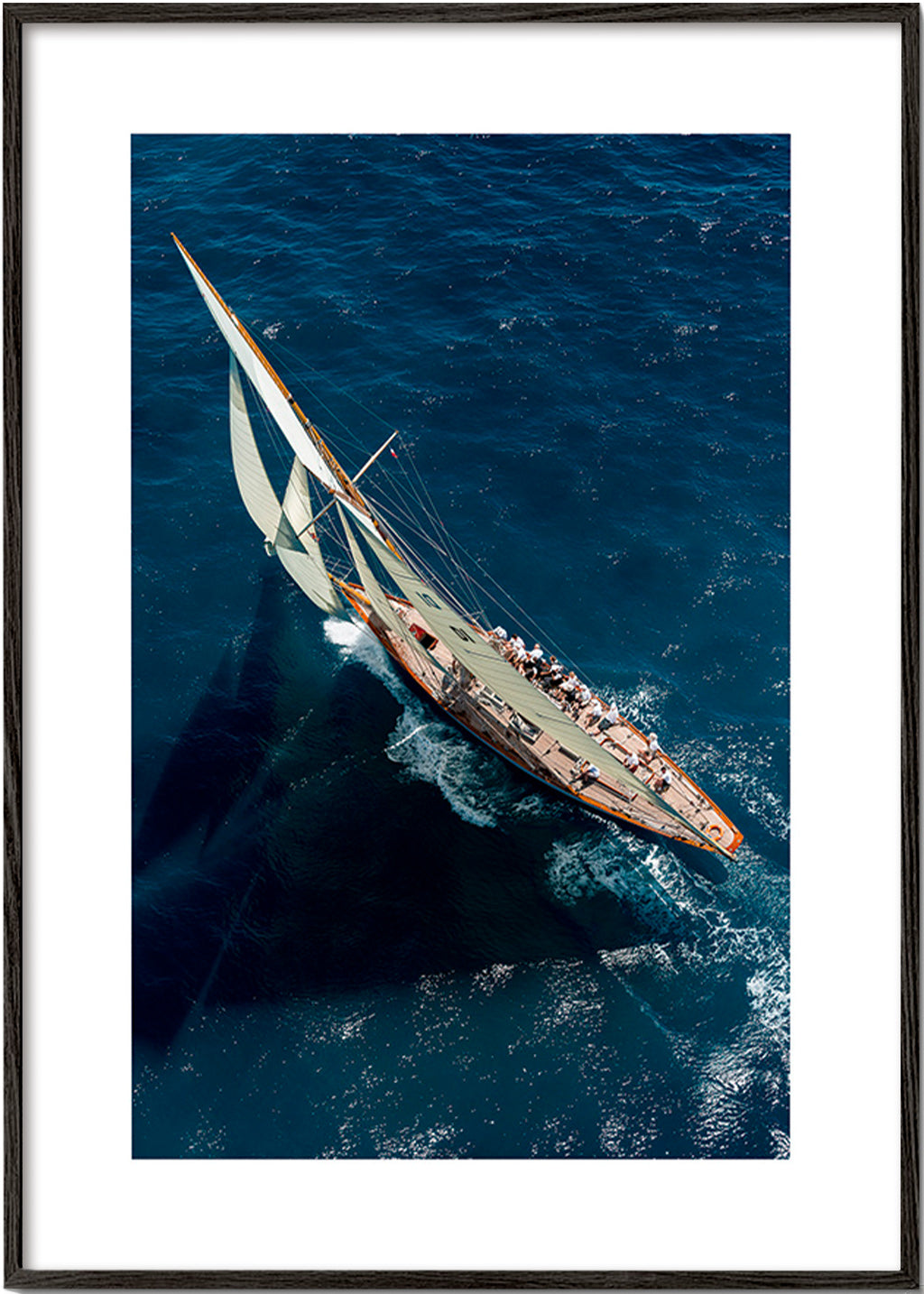 Fotografi av klassisk segelbåt i regatta – Black Frame