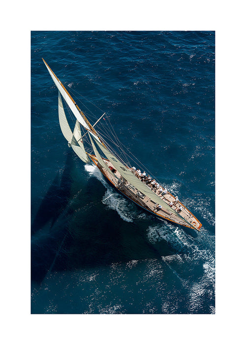 Fotografi av klassisk segelbåt i regatta
