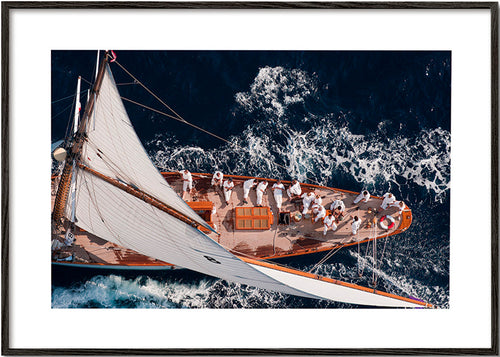Flygfotografi av segelbåt på öppet hav – Black Frame
