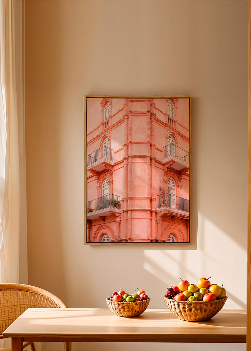 Stadstavla: rosa fasad med balkonger – Canvas1