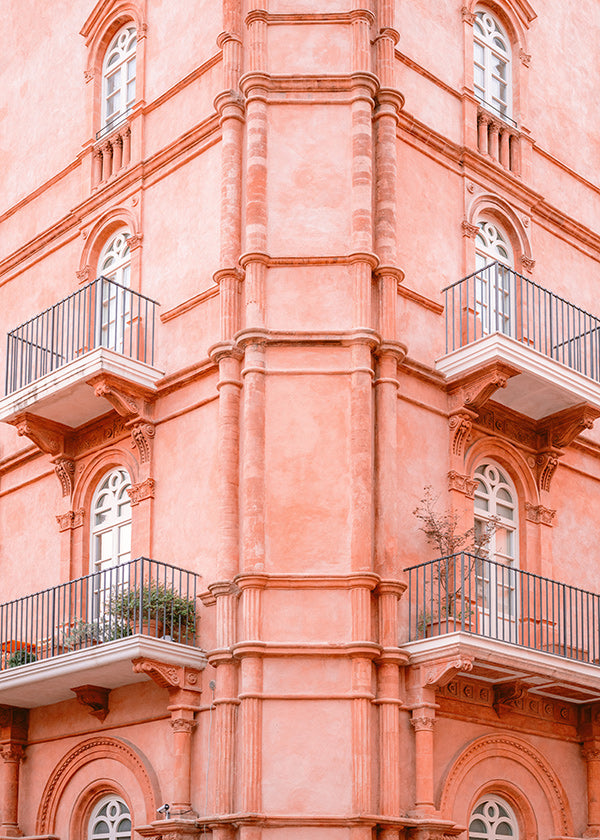 Stadstavla: rosa fasad med balkonger