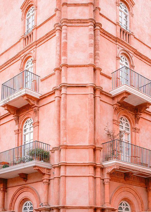 Stadstavla: rosa fasad med balkonger
