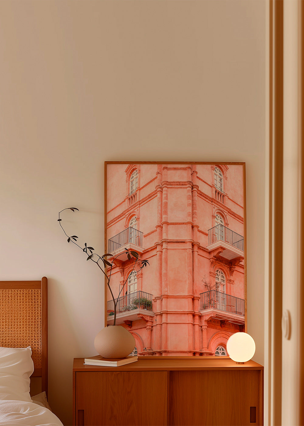 Stadstavla: rosa fasad med balkonger – Product2