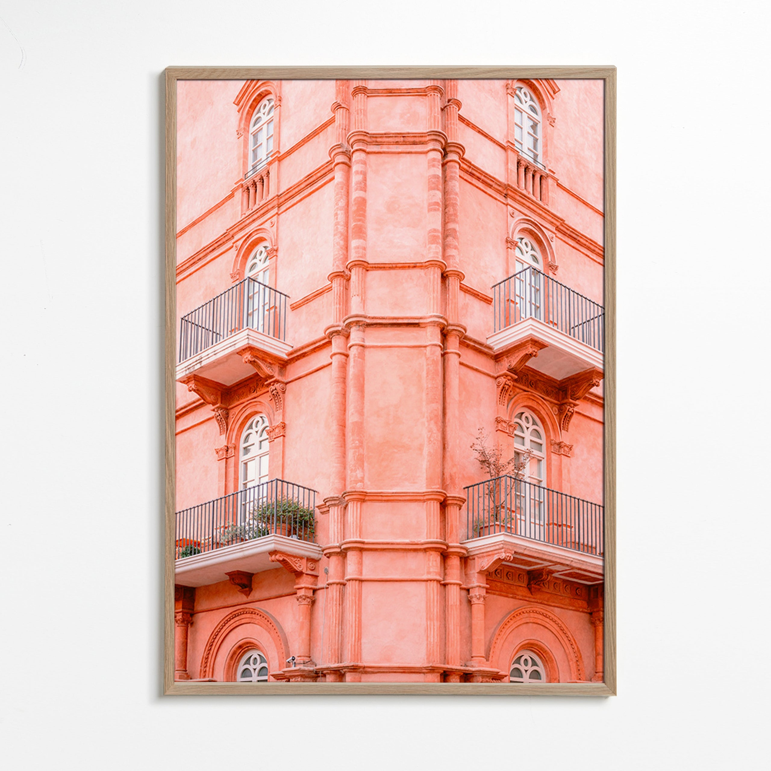Stadstavla: rosa fasad med balkonger – Oak Frame