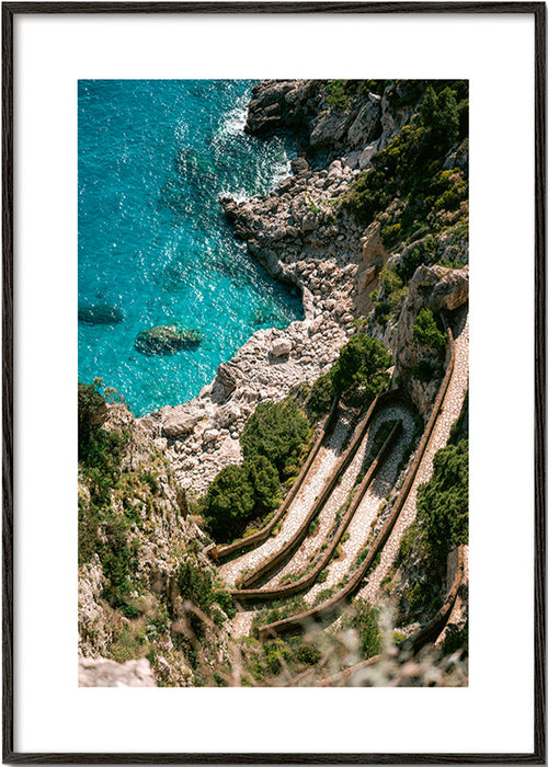 Kustlandskap med terrasserade klippor – Black Frame