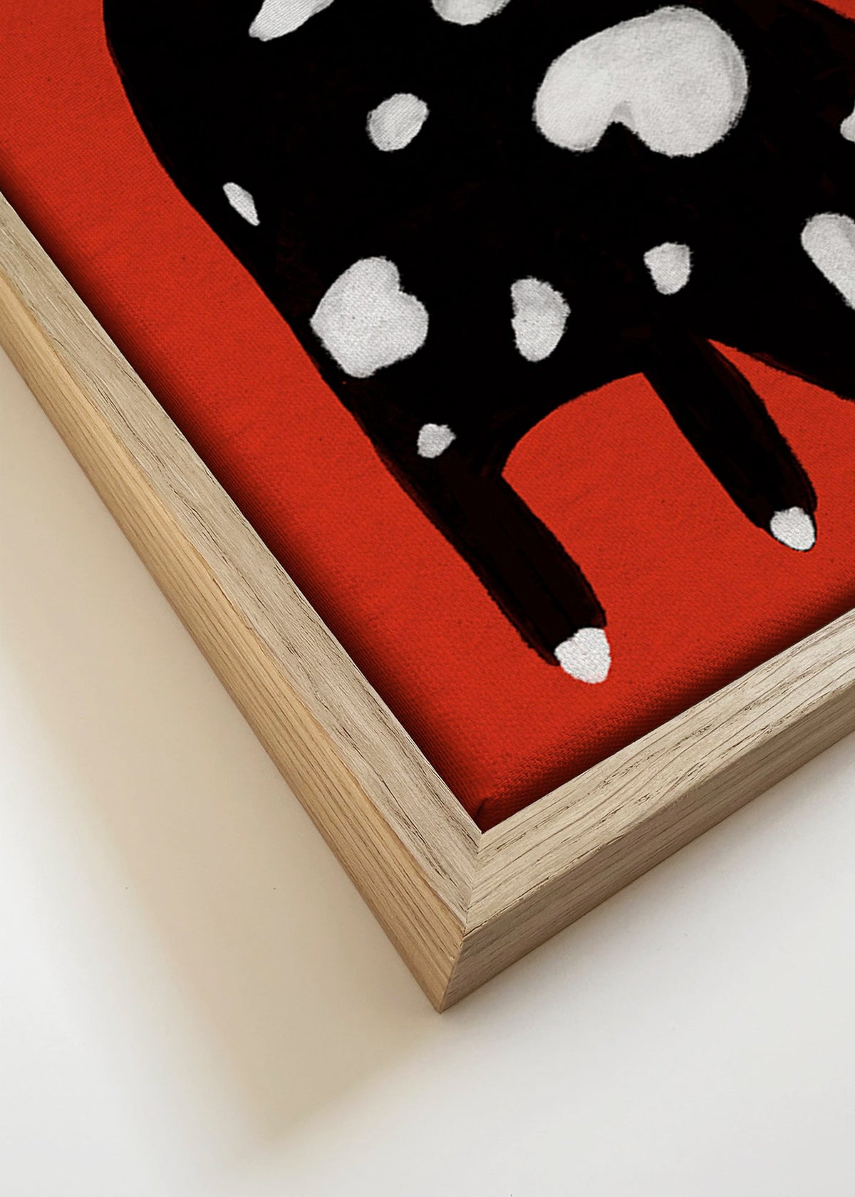 Katt med fläckar på röd bakgrund – Canvas detail