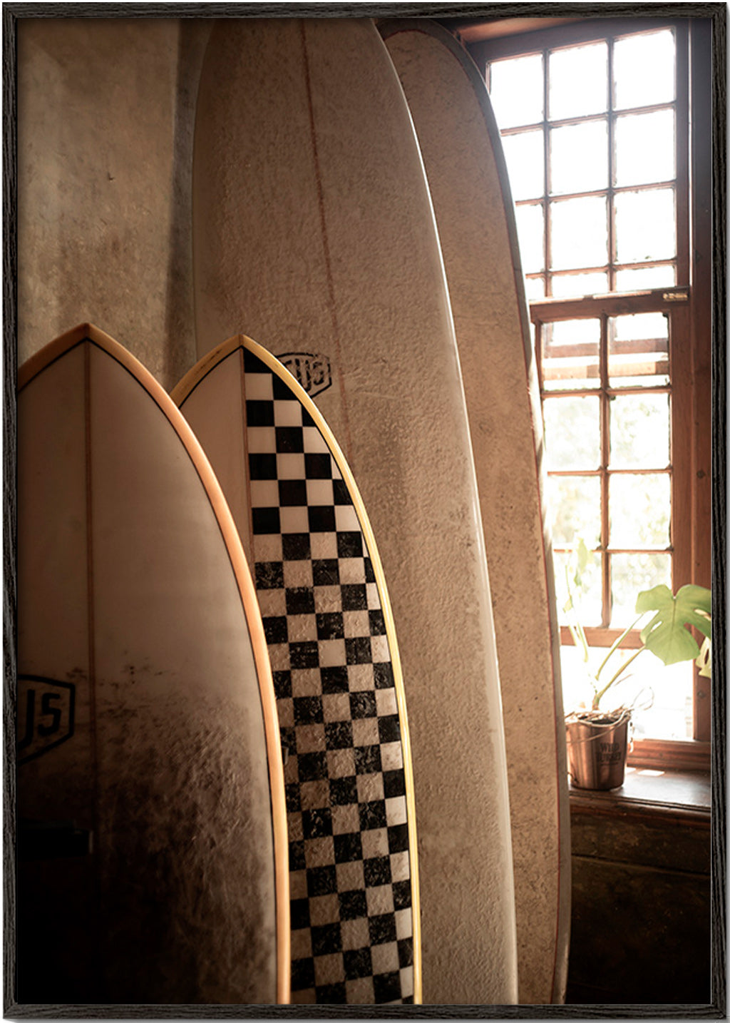 Sportkonst med vintage-surfbrädor – Black Frame