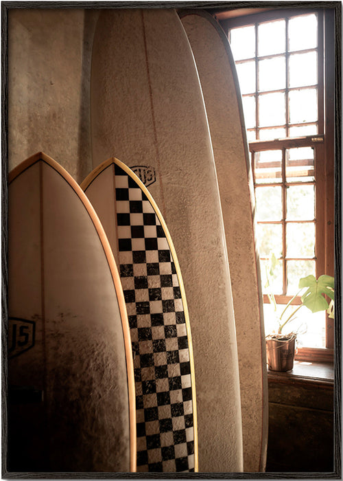 Sportkonst med vintage-surfbrädor – Black Frame