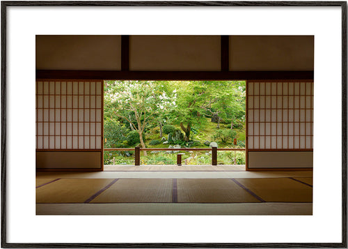 Avslappnande design med vy mot japansk trädgård inifrån – Black Frame