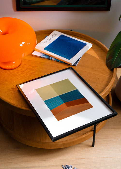 Minimalistisk design: hörn med blå kakel och terrakotta golv – Product1