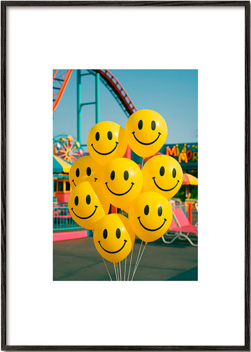 Fotografi av leende ballonger på nöjesfältet – Black Frame
