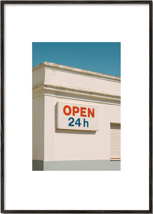 Minimalistisk poster fasad med OPEN 24h-skylt – Black Frame