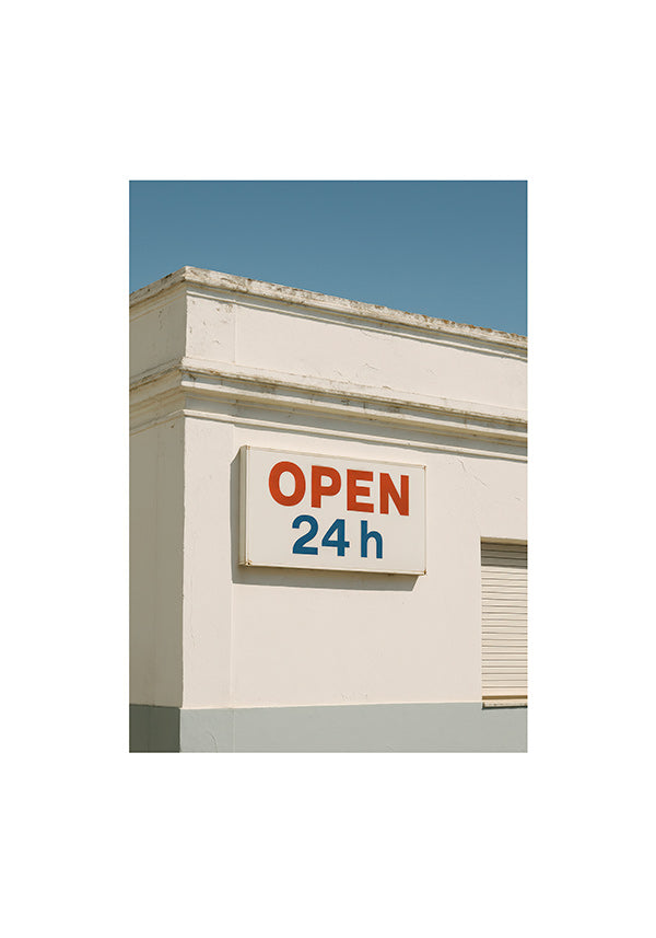 Minimalistisk poster fasad med OPEN 24h-skylt