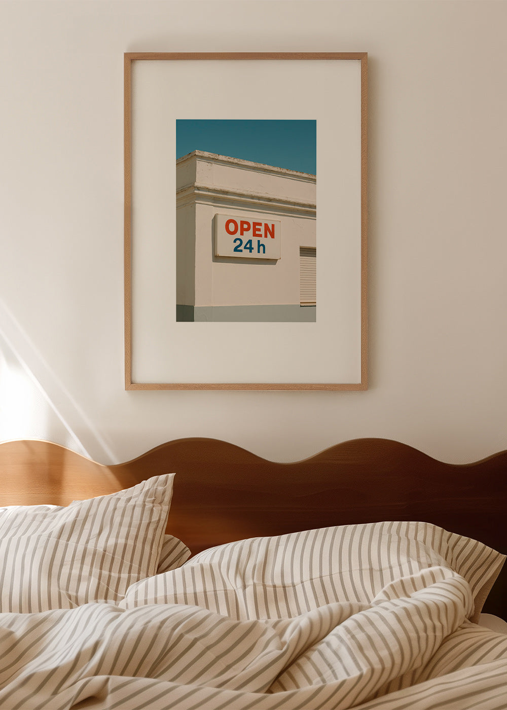 Minimalistisk poster fasad med OPEN 24h-skylt – Product3