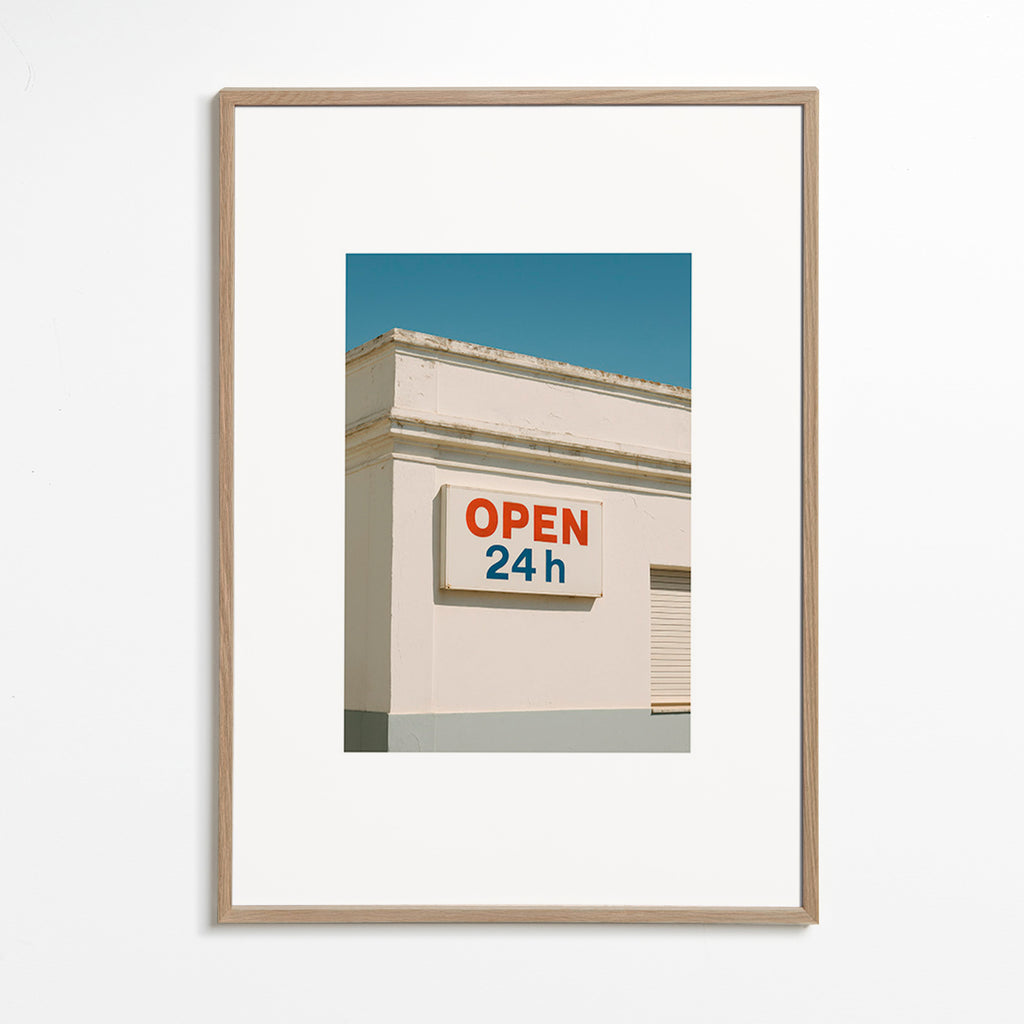 Minimalistisk poster fasad med OPEN 24h-skylt – Oak Frame