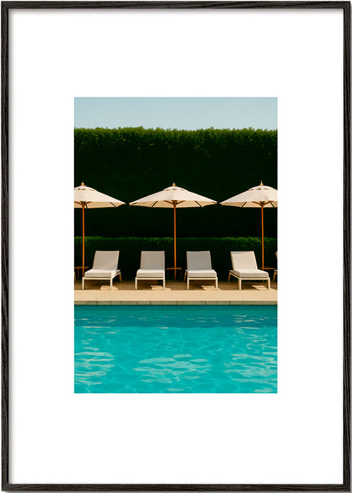 Fotografi av pool med parasoller och rena linjer – Black Frame