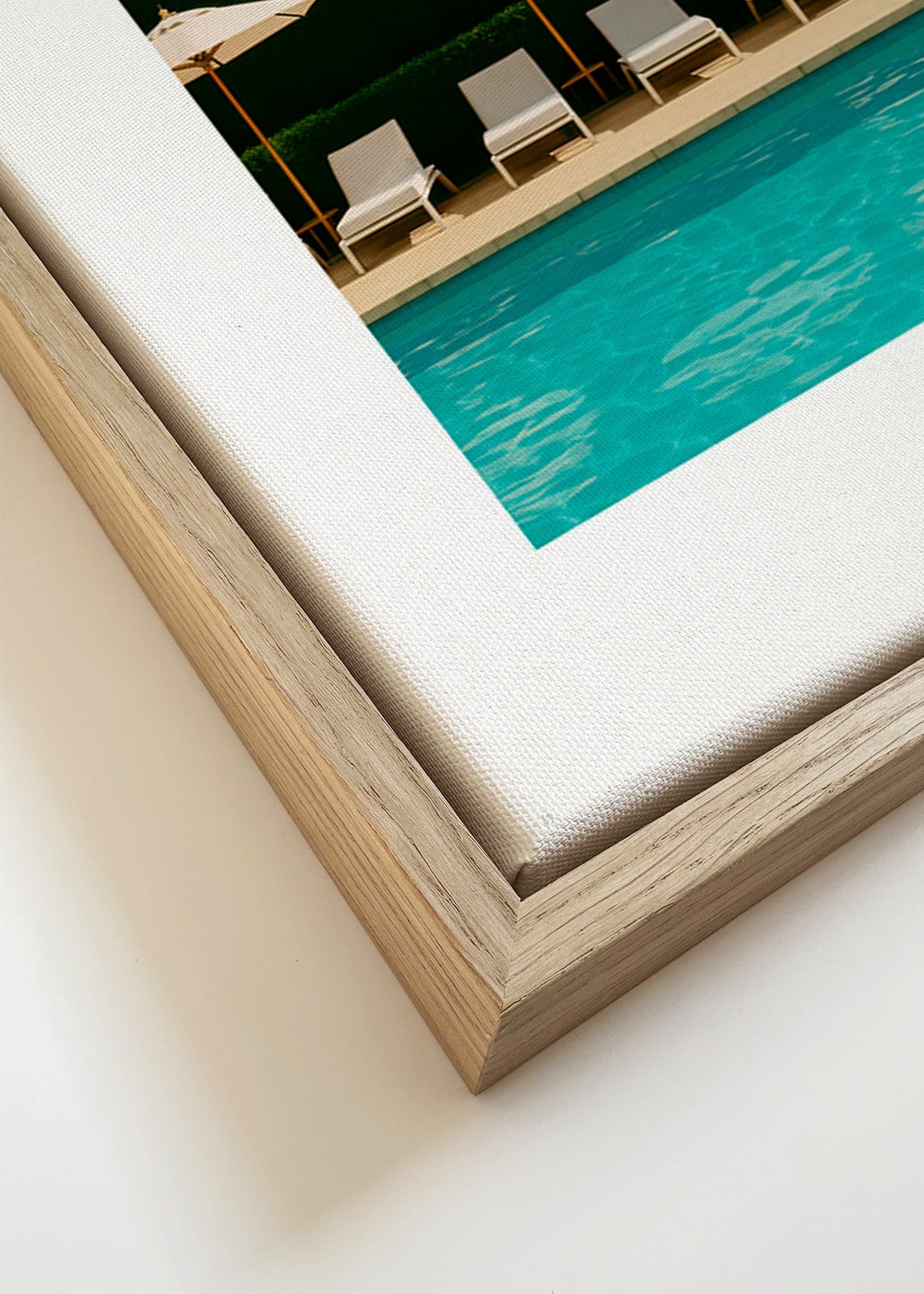 Fotografi av pool med parasoller och rena linjer – Canvas detail