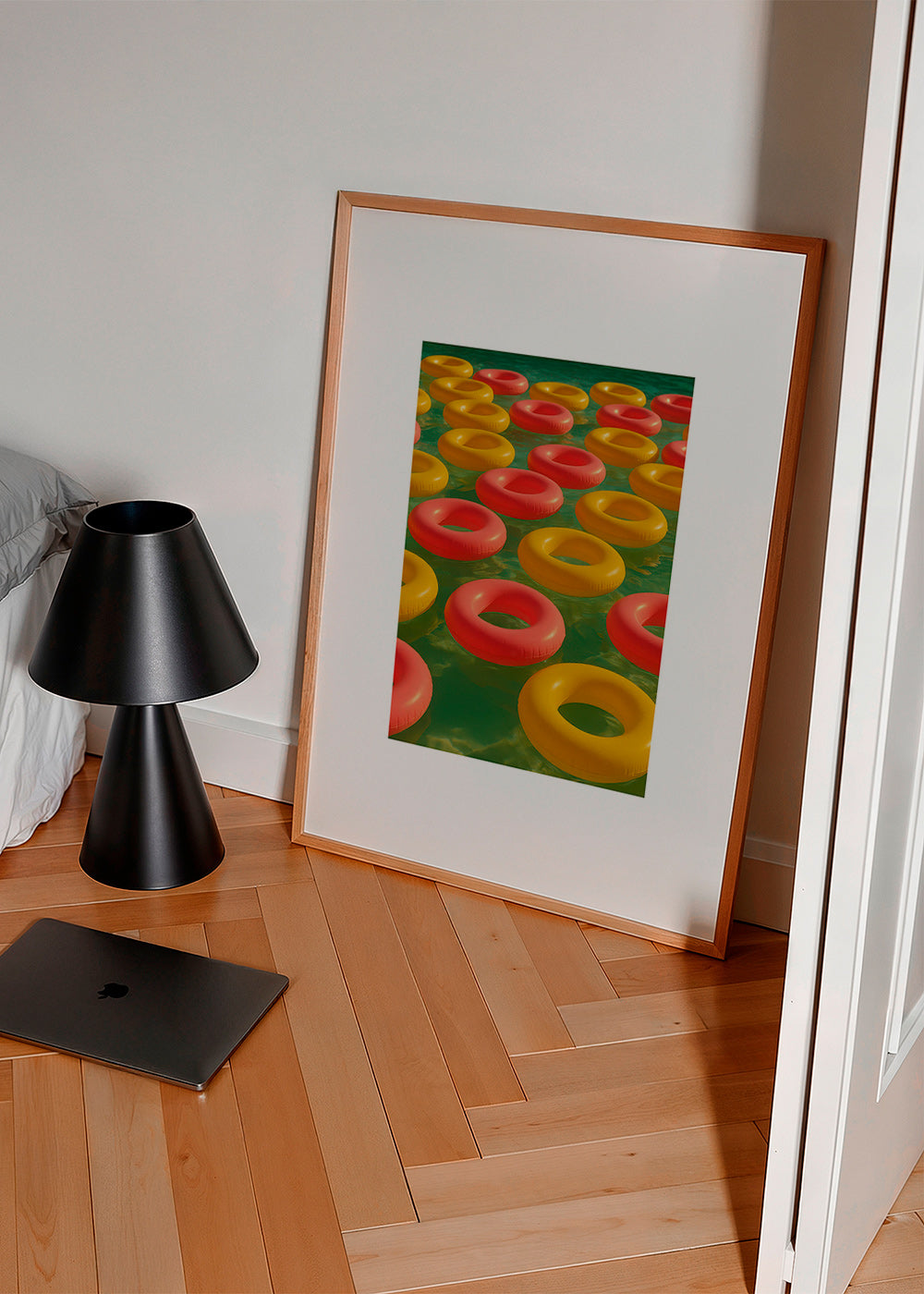Geometrisk tavla med flytande röda och gula ringar – Product2