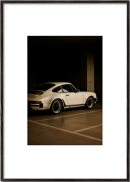Fotografi av klassisk bil i nattgarage – Black Frame