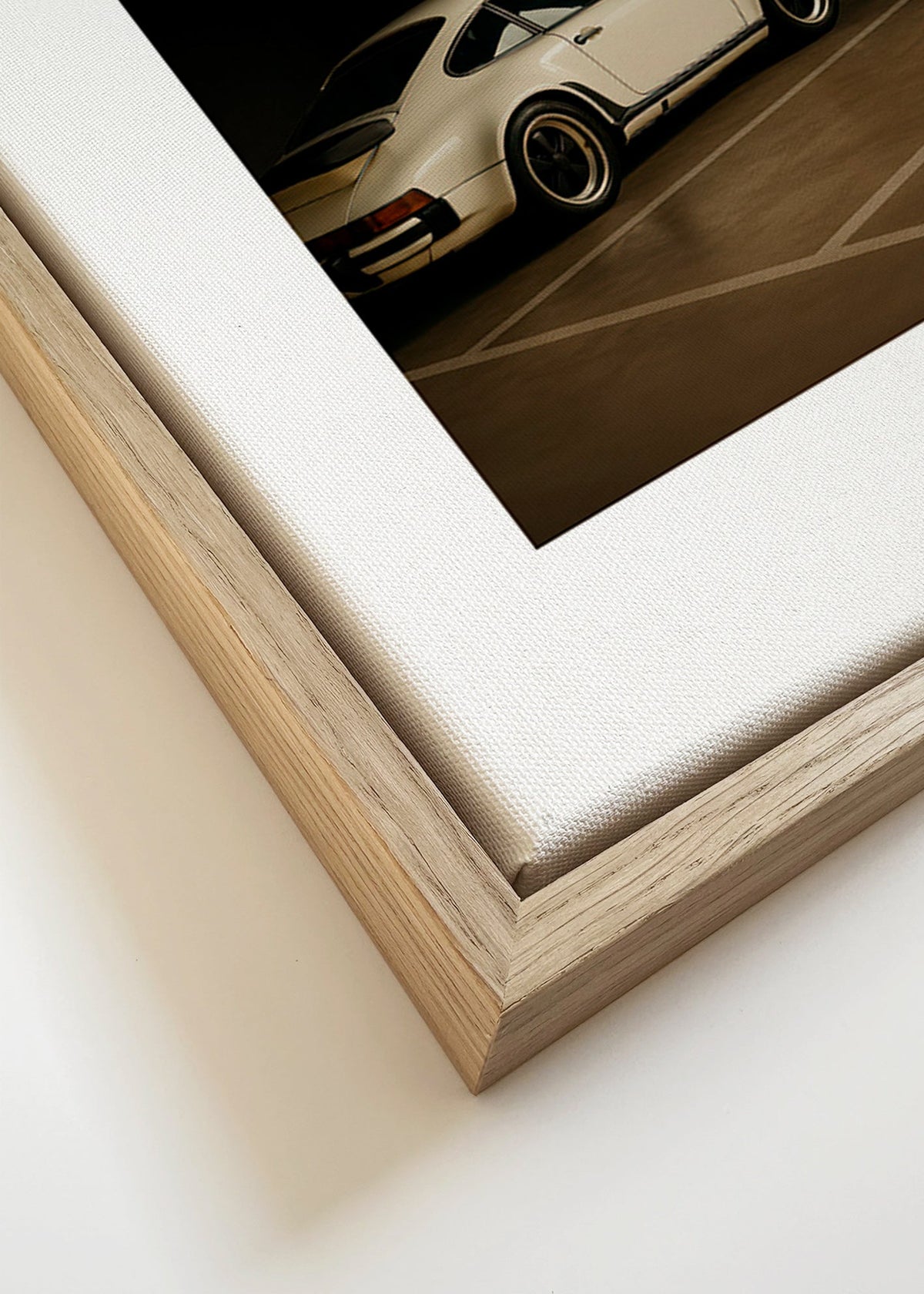 Fotografi av klassisk bil i nattgarage – Canvas detail