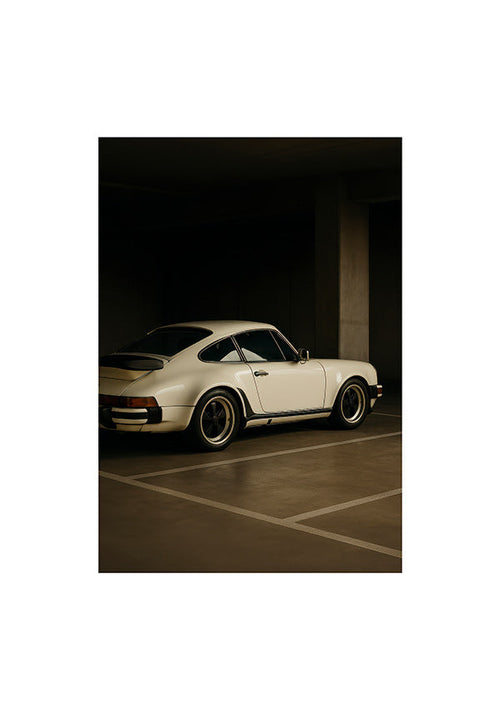 Fotografi av klassisk bil i nattgarage