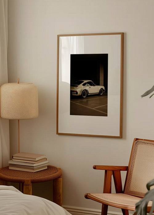 Fotografi av klassisk bil i nattgarage – Product1