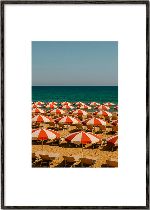 Landskapskonst med röda parasoller – Black Frame