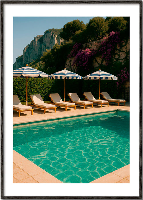 Fotografi av pool med randiga parasoll – Black Frame