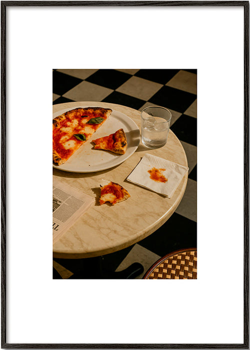 Kökskonst Pizza på marmor – Black Frame