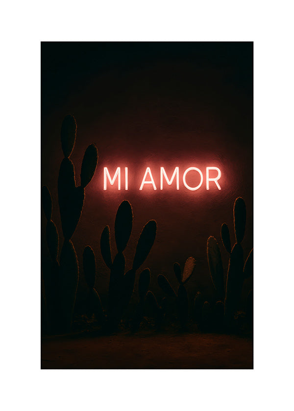 Fotografi: neonskylt 'Mi Amor' med kaktusar
