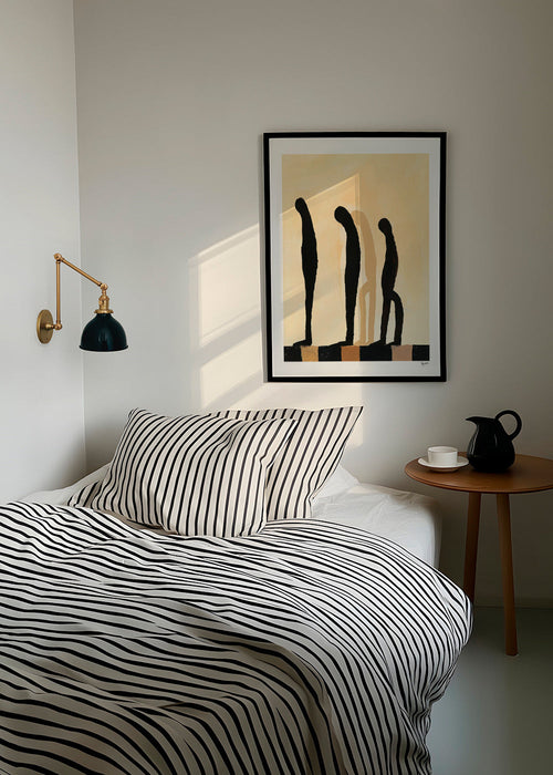 Abstrakt konstverk med förlängda figurer på beige – Product1