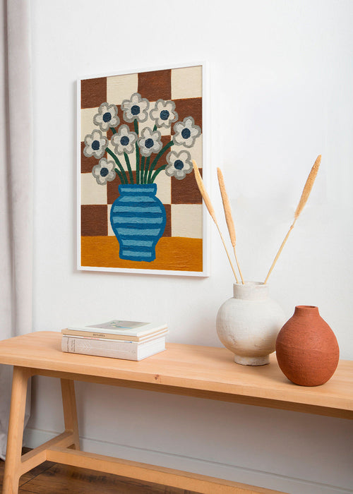 Botanisk poster: blå vas med blommor mot rutigt bakgrund – Product1
