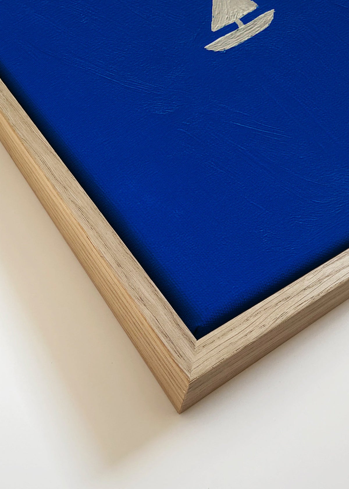 Landskapstavla med minimalistisk segelbåt – Canvas detail